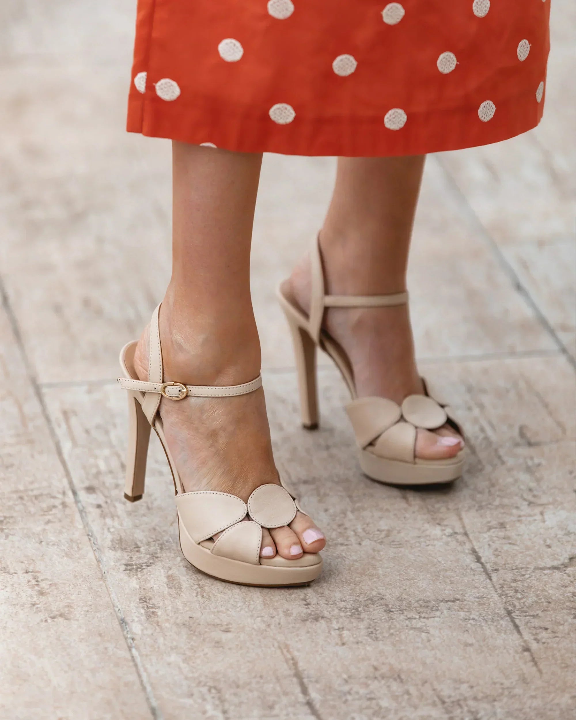 Combinan con todo: Así son los zapatos nude o dorados, los tonos ideales para un evento